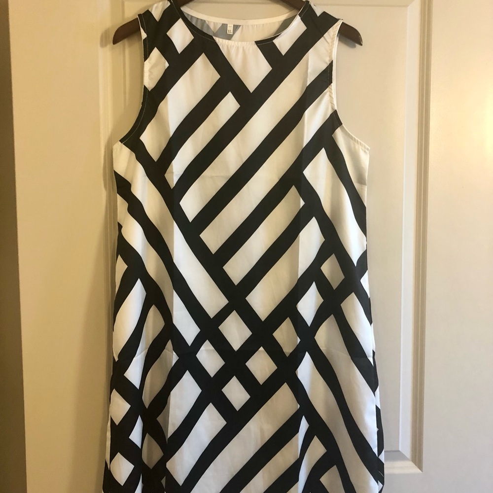 Striking Sheath Dress with Bold Geometric Lines (XL)